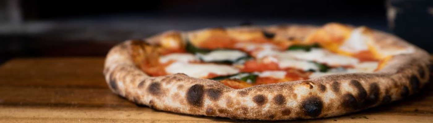 Pizza Napoletana, Alta idratazione e cottura forno a legna