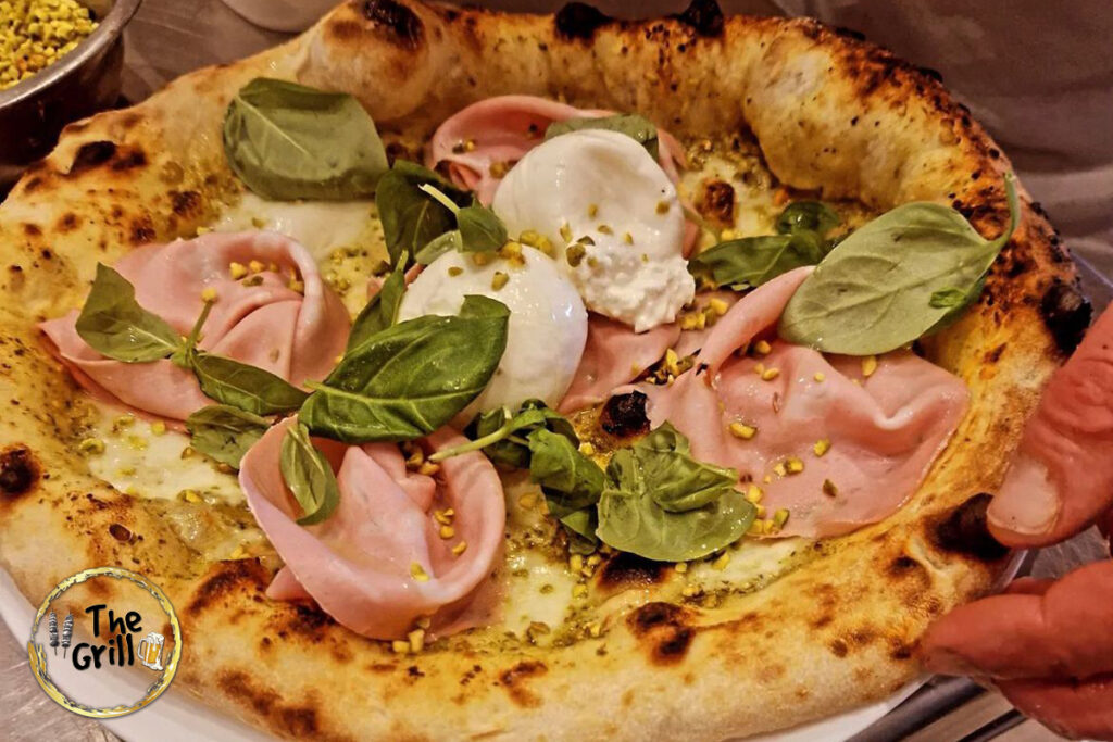 Pizza bianca, con Bologna, Mortadella, Bufala, Pistacchi e Basilico